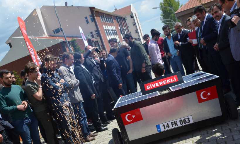Üniversite öğrencileri güneş enerjisi ile çalışan araç üretti