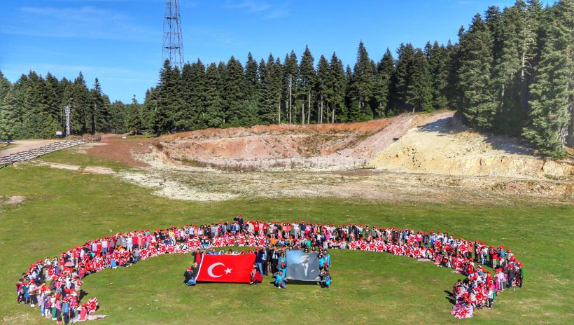 Arkut’tan Mehmetçiğe Türk bayraklı uçurtmalarla selam gönderdiler